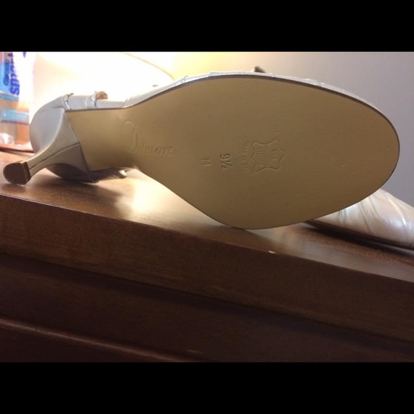 Size 9 1/2 women’s gorgeous silver pumps - Picture 2 of 5